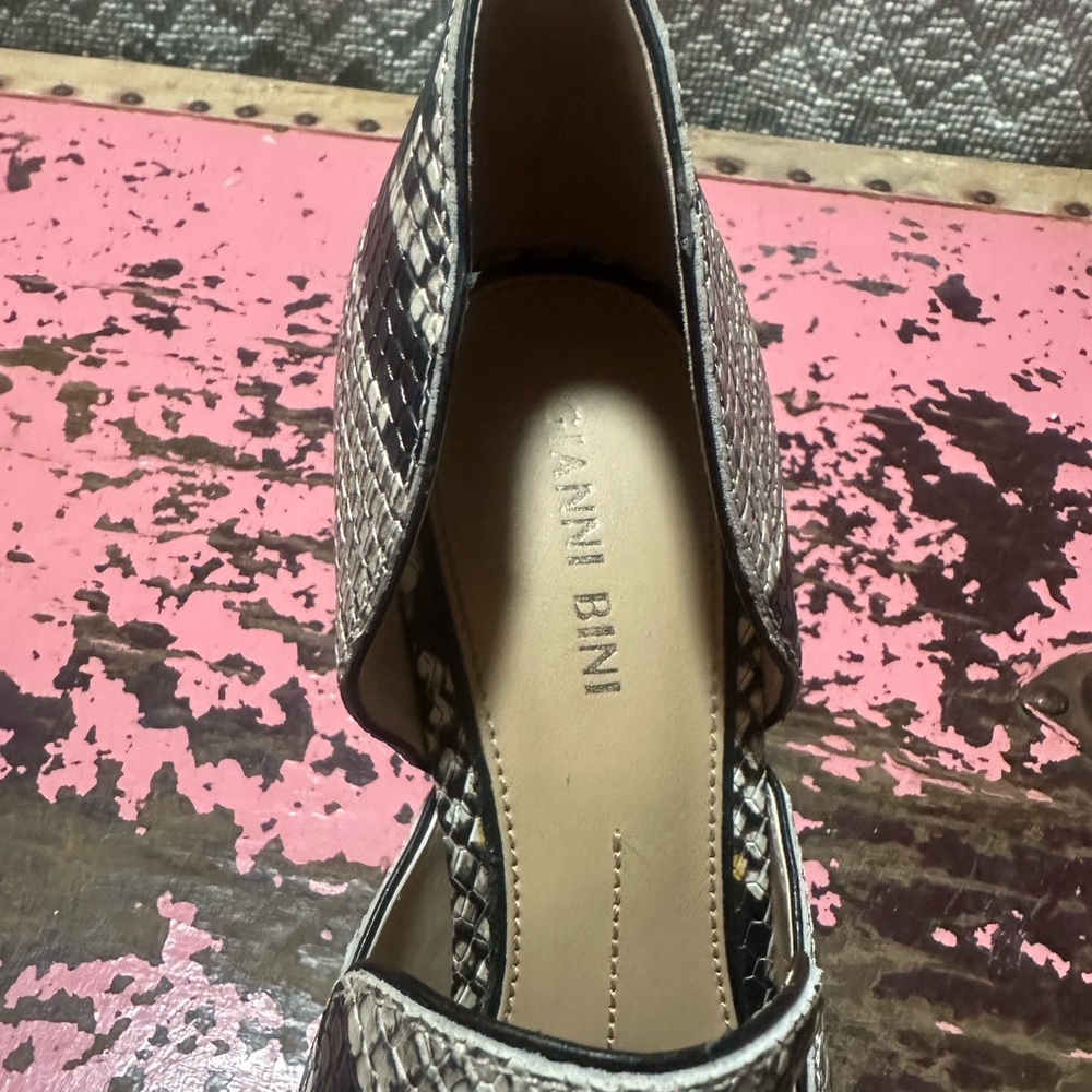 VINCE CAMUTO Snakeskin Women's cut out Heels Sz 9 - Picture 8 of 9